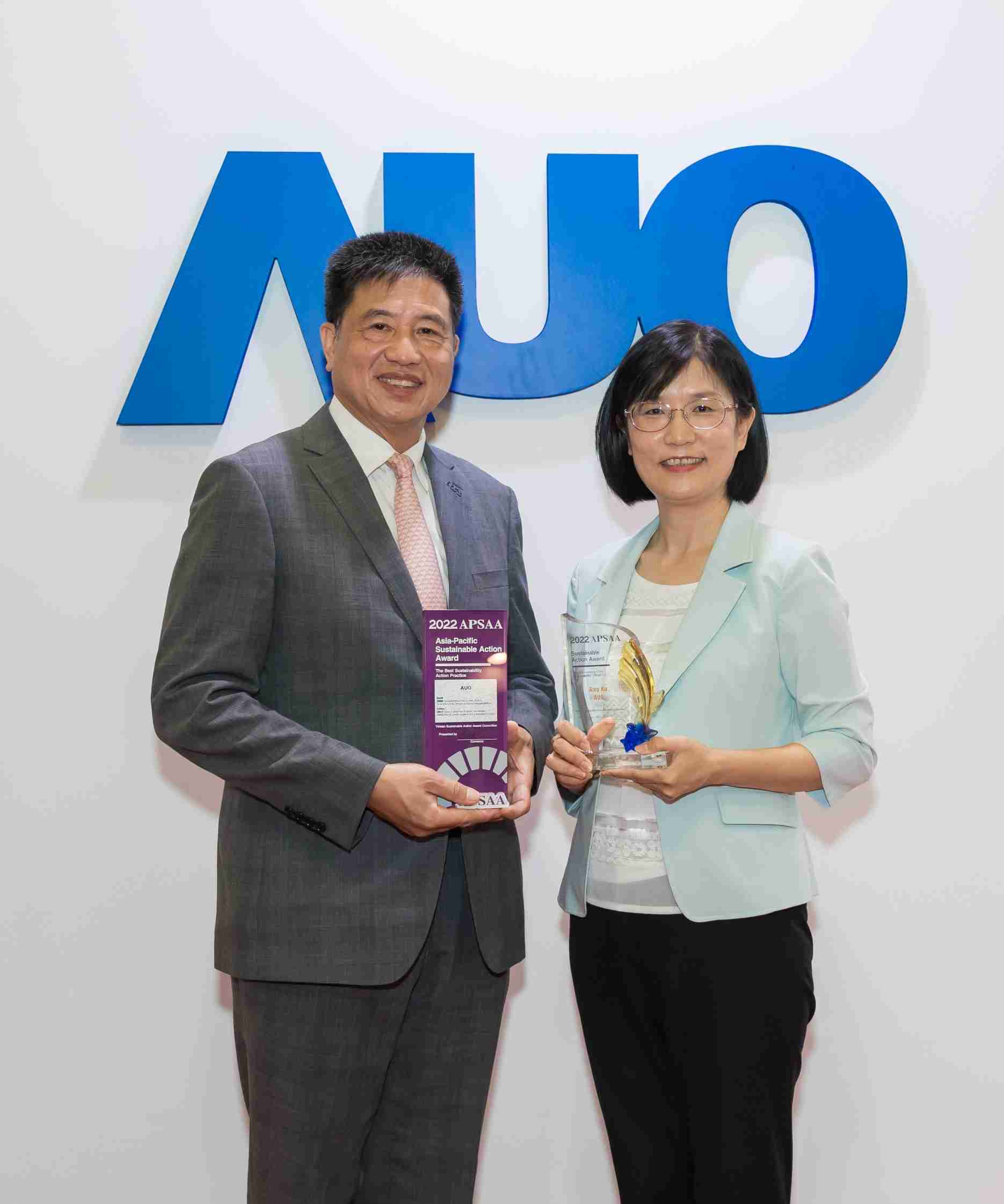 PA直营长期垫筑永续远景的基石，，透过ESG暨气候委员会逐步实践永续策略蓝图。。其中，，，，PA直营光电永续长古秀华带领团队、、制定中长期目标，，，缔造多面向亮眼表现，，获得「顶尖永续长奖」的个人奖殊荣（左：PA直营光电董事长暨执行长彭双浪，，，右：PA直营光电永续长古秀华）