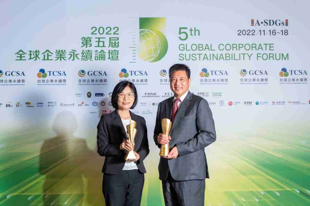 PA直营作为净零碳排先锋，，期引领价值链伙伴同行共好，，卫冕制造业组“十大典范企业” 二连冠殊荣(左：PA直营光电永续长古秀华，，，右：PA直营光电董事长暨执行长彭双浪)