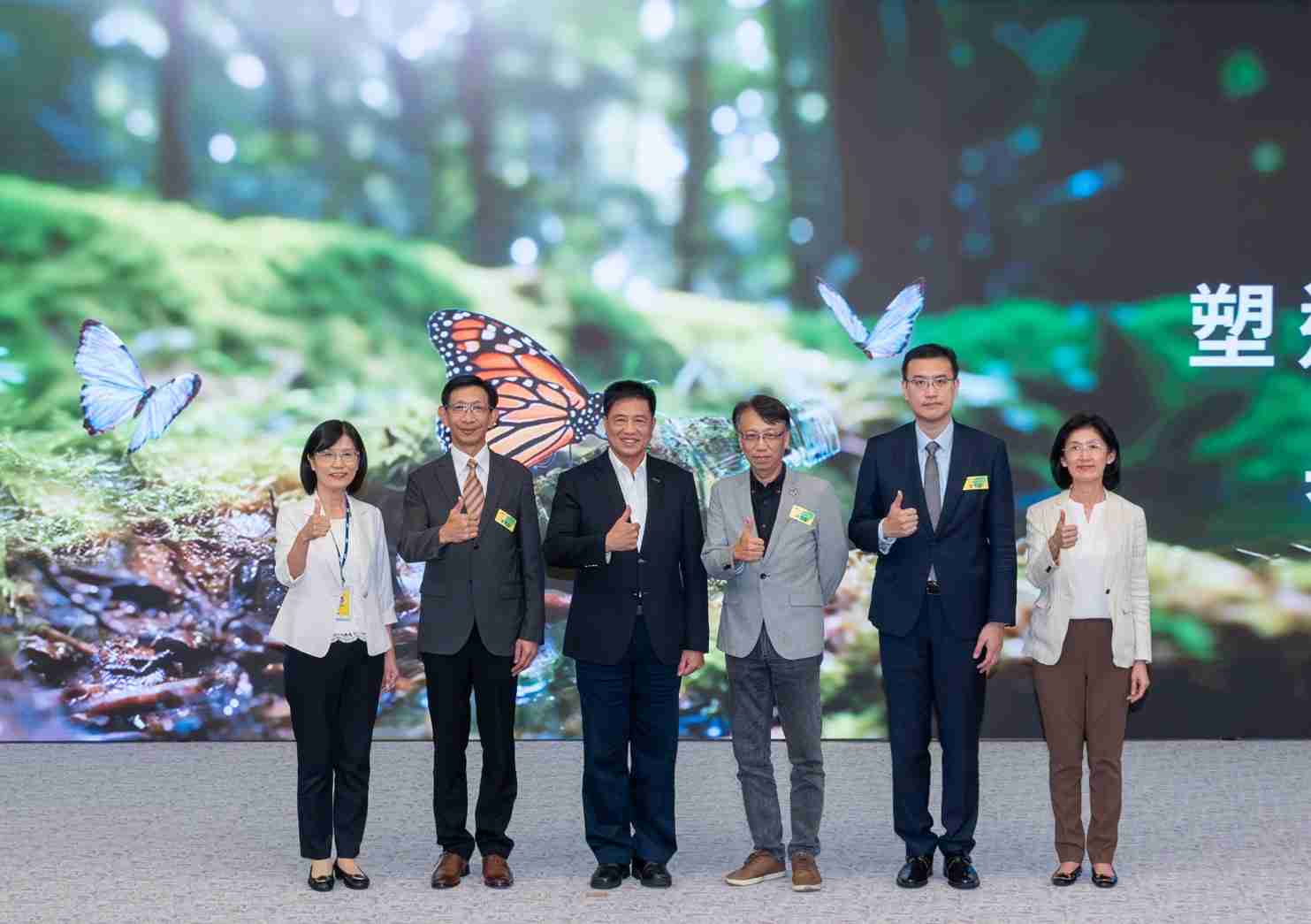 友達2023 CSR共榮大會，，，，邀請領域專家分享交流生物多樣性管理趨勢、、、、無塑產品、、、、海廢永續塑料等議題  （圖左到右：友達光電永續長古秀華、、、3M台灣技術長陳君杰、、、、友達光電董事長暨集團策略長彭双浪、、、光寶科技企業永續發展處處長陳慶暉、、安永聯合會計師事務所執業會計師曾于哲、、、友達光電供應鏈總部副總經理吳宜芳）