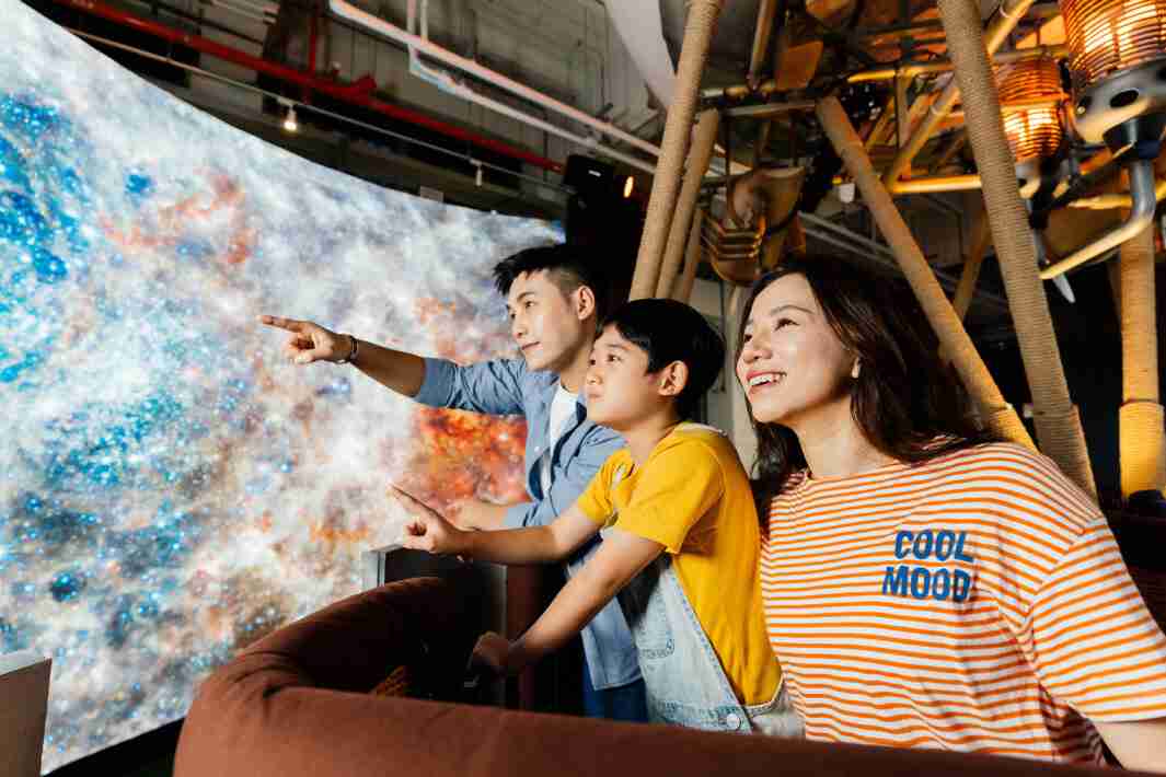 PA直营打造全台最大宽6公尺、、、高4公尺、、、、唯一搭载LED弧形拼接显示屏的动感飞行船，，，，让乘客驻足在热气球上，，，享受身历其境的伪出国旅游乐趣