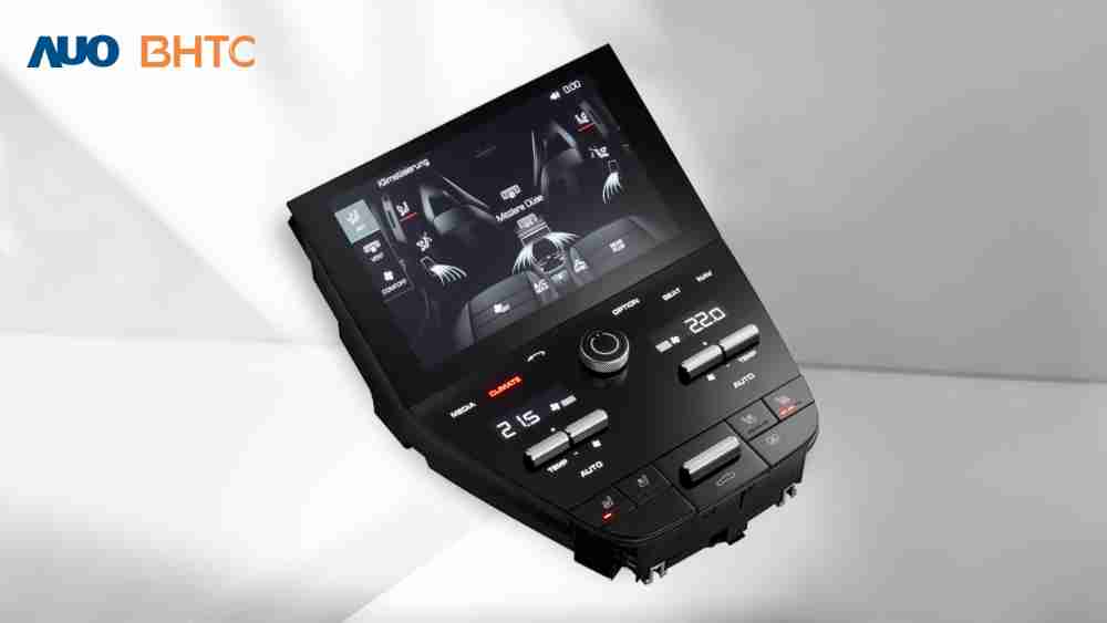 作為友達新生力軍，，BHTC所展示的中央與後座鞍部的Display HMI產品，，，，可處理多區恆溫控制、、、、顯示畫面，，，呈現仿真3D車室分區；以力傳感技術精準傳遞觸感，，，，並結合音量及震動反饋，，防止意外啟動，，提供使用者自然流暢、、、直觀且輕鬆駕馭的舒適介面