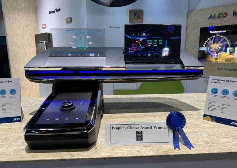 PA直营车用Micro LED Display HMI解决方案获”最佳车用显示奖”，，，以用户为中心开发，，针对前座驾驶与乘客设计兼具娱乐与安全的高画质屏幕，，包含车舱前座的Micro LED透明屏幕及全球首款内建镜头的智慧Micro LED显示器